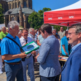 Matthias Schreiter übergibt 6500 Unterschriften an Oberbürgermeisterin Eva-Maria Kröger.