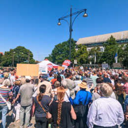 300 Menschen demonstrieren für den Erhalt der Kleingärten in Reutershagen.