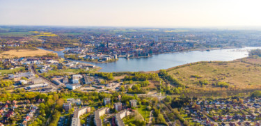 Rostock per Blick aus einer Drohne von Dierkow über die Warnow Richtung Innenstadt.