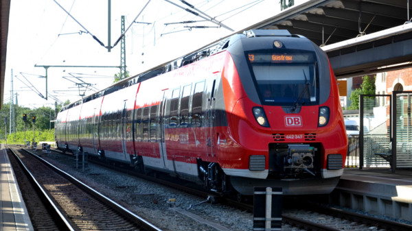 S-Bahn im Hauptbahnhof Rostock